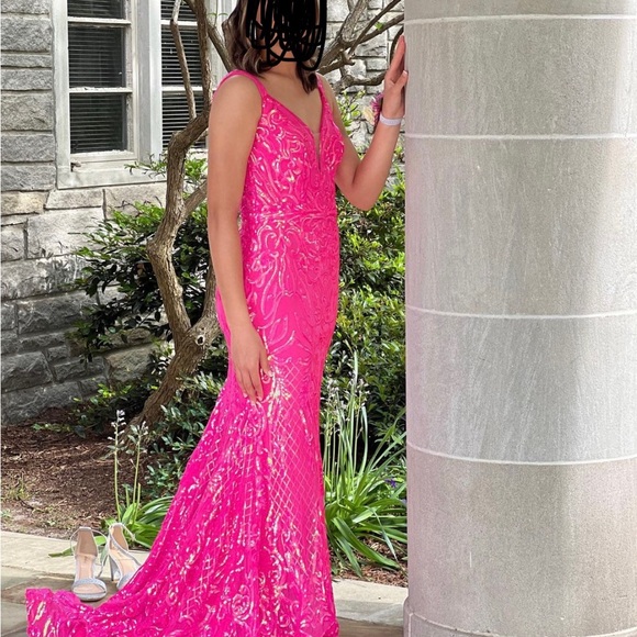 Ashley Lauren - altered to size 4. Worn once - Picture 2 of 3